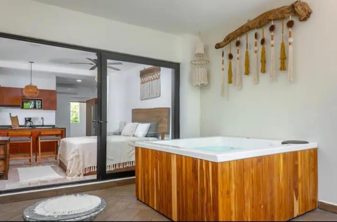 Apartment Jungle Jacuzzi